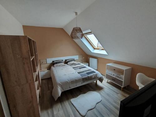 une chambre avec un lit et une lucarne dans l'établissement Maison 3 chambres Le Mans, au Mans