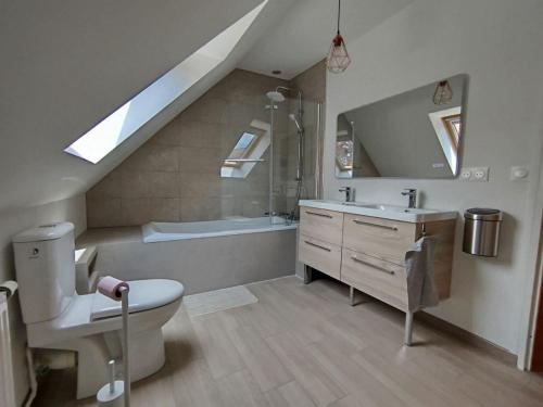 La salle de bains est pourvue d'un lavabo, de toilettes et d'une baignoire. dans l'établissement Maison 3 chambres Le Mans, au Mans