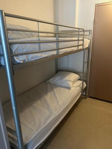 quelques lits superposés dans une chambre dans l'établissement Appartement grande motte, à La Grande Motte