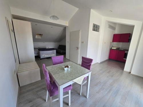 Postel nebo postele na pokoji v ubytování Apartmani Magaš