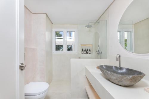 Sea Breeze House by Kura Homes