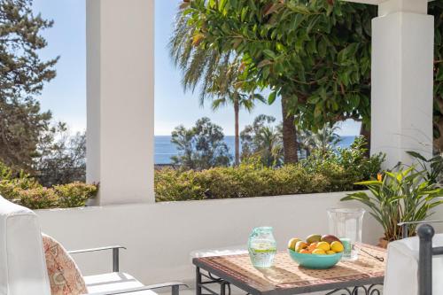 Sea Breeze House by Kura Homes