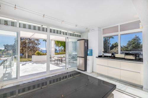 Sea Breeze House by Kura Homes
