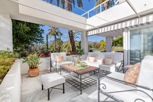 Sea Breeze House by Kura Homes