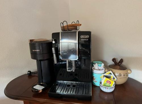 une cafetière assise au-dessus d'une table dans l'établissement Chambre confortable proche Stade Pierre Mauroy, à Sainghin-en-Mélantois