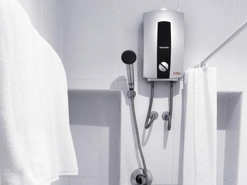 bagno con asciugacapelli e doccia. di Fortune Riverview Hotel Chiang Khong a Chiang Khong