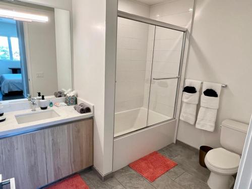 ロサンゼルスにあるPenthouse 2 Bedroom with Hollywood Sign View!のシャワー、洗面台、トイレ付きのバスルーム