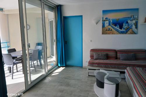 un salon avec un canapé et une table dans l'établissement Bright apartment near beach with pool, à Juan-les-Pins
