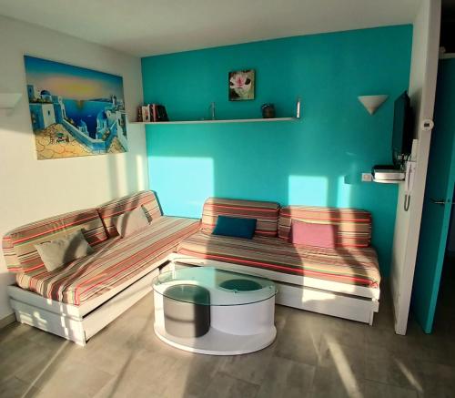 un salon avec un canapé et une table dans l'établissement Bright apartment near beach with pool, à Juan-les-Pins