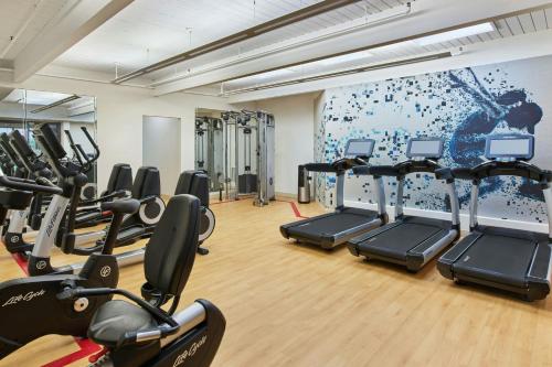Pusat kecergasan dan/atau kemudahan kecergasan di Sheraton Portland Airport Hotel