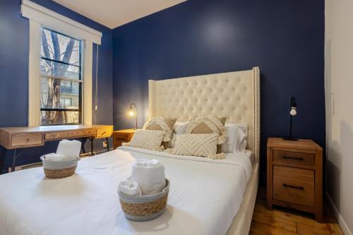 Ένα ή περισσότερα κρεβάτια σε δωμάτιο στο Ideal 4BR Property in Downtown Montreal