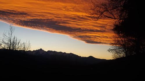 ein Bild eines Sonnenuntergangs mit Wolken am Himmel in der Unterkunft Gîte de montagne in Boussenac
