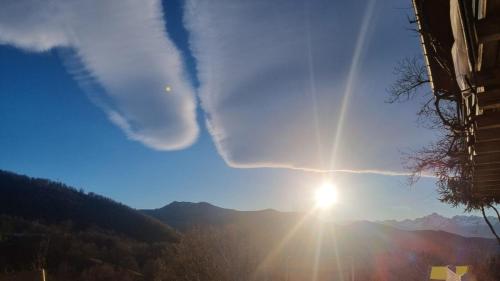 einen Blick auf den Sonnenaufgang über den Bergen in der Unterkunft Gîte de montagne in Boussenac