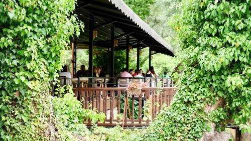 Taman di luar Blue Eye Saranda