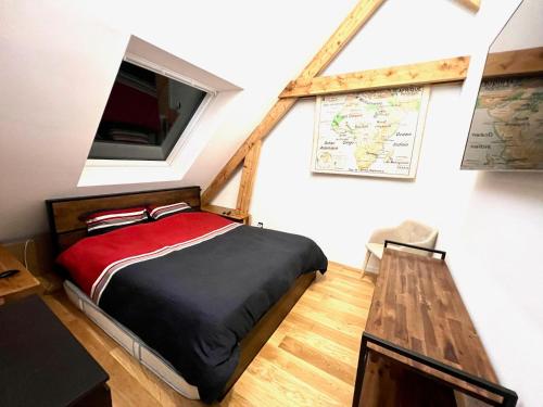 une chambre avec un lit et une table en bois dans l'établissement Duplex Rennes centre ville gare, à Rennes