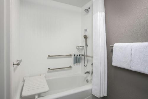 Ένα μπάνιο στο Courtyard by Marriott Chattanooga Downtown