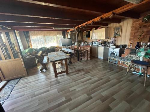 un salon avec un canapé et une table dans l'établissement Cabana Dor De Munte, à Muntele Rece