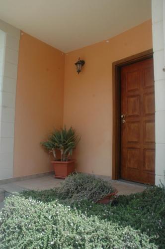 einer Haustür eines Hauses mit Topfpflanze in der Unterkunft casetta delle stelle in Porto Torres
