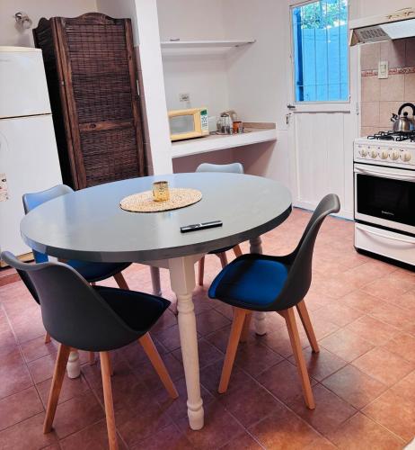 a kitchen with a table and chairs in a kitchen at Departamento Cómodo con Cochera in Villa Mercedes