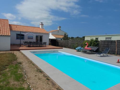 une piscine devant une maison dans l'établissement Maison Familiale avec Piscine Noirmoutier 800 m Plage de Luzeronde, à Noirmoutier-en-l'lle