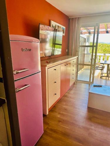 Kuchyň nebo kuchyňský kout v ubytování Cap Esterel - Duplex avec 2 terrasses dont une tropezienne, piscines et loisirs