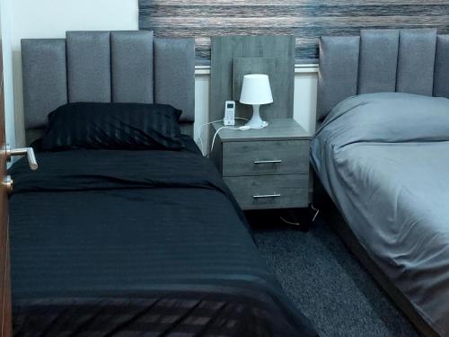 Postel nebo postele na pokoji v ubytování شقة كبيرة جديدة وعصرية