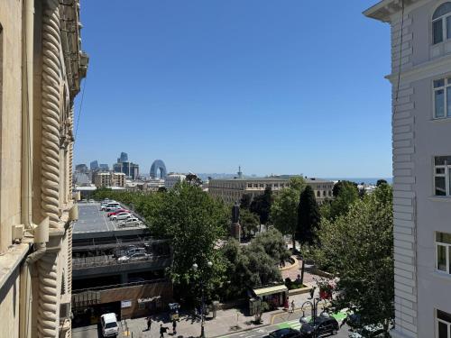 una vista de una ciudad desde un edificio en Квартира в сердце Баку, en Baku