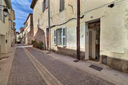 une rue vide dans une ruelle avec un bâtiment dans l'établissement The Cassidaine getaway hyper center studio, à Cassis