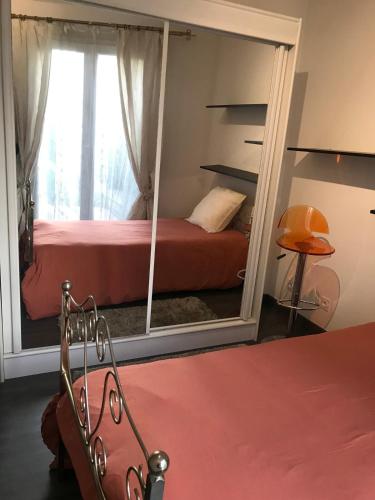 une chambre avec un miroir et un lit dedans dans l'établissement Villeurbanne Super Apartment in residence, à Villeurbanne
