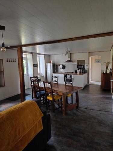 une cuisine et une salle à manger avec une table et des chaises dans l'établissement Chez Céline & Ludo, à Villabon