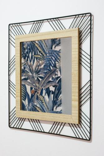 un miroir avec un cadre en bois sur un mur dans l'établissement L'Indigo, plein centre, WIFI-Netflix, à Montbéliard