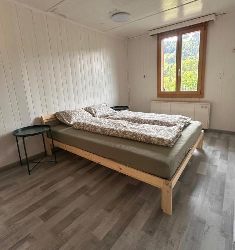 オーバーヴィールにあるGrosses Chalet im Grünenの窓のある部屋にベッドがある寝室