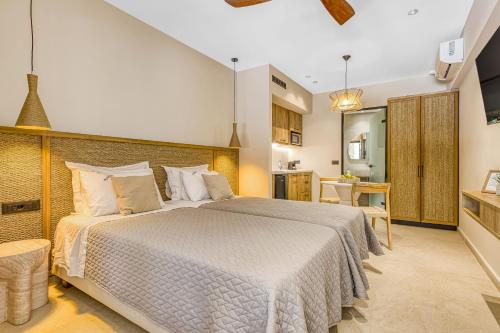 sypialnia z dużym łóżkiem i kuchnią w obiekcie Almyra Apartments & Studios w mieście Agios Gordios