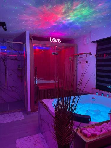 L'Aurore suite de charme, clim jacuzzi, sauna, piscine chauffée cuisine...