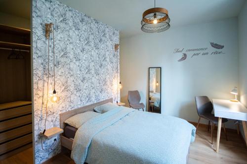 une chambre avec un lit, un bureau et un lavabo dans l'établissement Le Céleste, Centre Historique, WIFI-Netflix, à Belfort