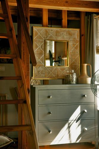 a dresser with a mirror on top of it at Domek Malarza Matarnia in Gdańsk