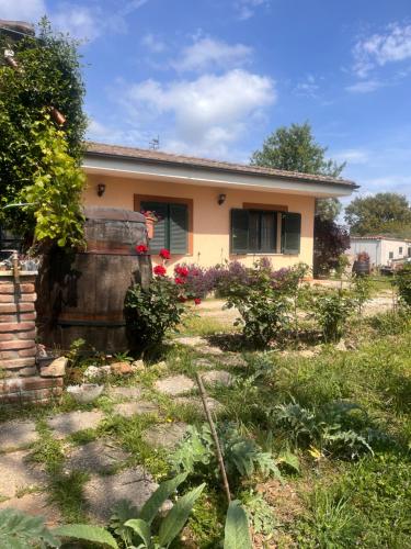 una casa con un jardín delante de ella en Camera Ginevra, en Nettuno