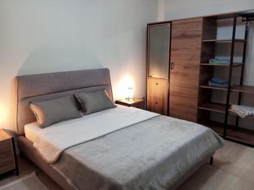 a bedroom with a large bed and a closet at LE REFUGE DU CHARME votre maison loin de chez vous in Akouda