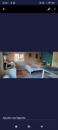 une photo d'une chambre avec un lit dans l'établissement Le chalet de Margot lire profil hôte Merci, à Anduze