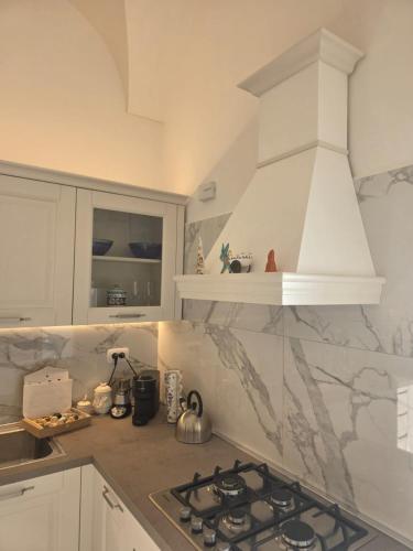 Кухня или мини-кухня в Aladea Home Praiano Amalfi Coast
