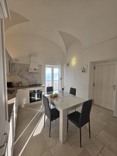 Кухня или мини-кухня в Aladea Home Praiano Amalfi Coast
