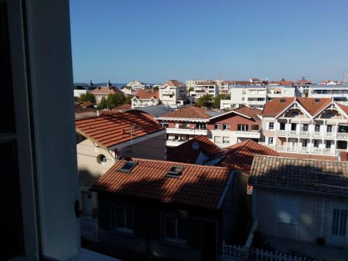 - une vue sur une ville avec des bâtiments et des toits dans l'établissement Studio charmant au calme proche centre et plage, à Arcachon