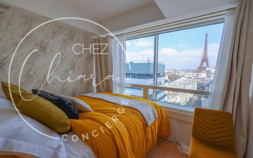- une chambre avec un lit et une fenêtre donnant sur la tour Eiffel dans l'établissement Eiffel Tower Splendor 4pp DREAM!, à Paris
