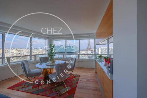 une salle à manger avec une table et des chaises et une vue sur la ville dans l'établissement Eiffel Tower Splendor 4pp DREAM!, à Paris