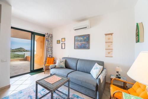 una sala de estar con un sofá y una mesa en Casa Daniela, Vista Mare Sea View, en Chia