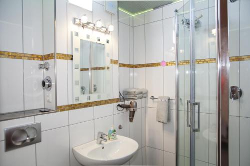 a bathroom with a sink and a shower at Ferienwohnung Royal in Bad Tölz