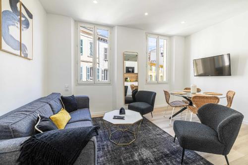 un salon avec un canapé, des chaises et une table dans l'établissement Elegant 2 - Bedroom flat in Cannes, à Cannes