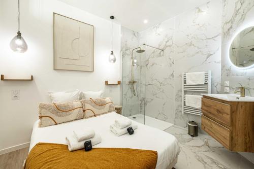 une salle de bain avec un lit, une douche et un lavabo dans l'établissement Elegant 2 - Bedroom flat in Cannes, à Cannes