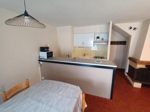 une cuisine avec un comptoir et un évier dans une pièce dans l'établissement Maison bord de mer, dans impasse au calme d'une résidence., à Notre-Dame-de-Monts