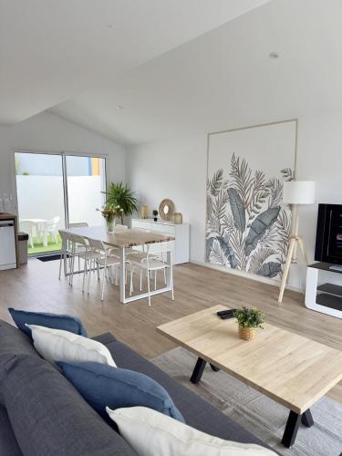 un salon avec un canapé et une table dans l'établissement Maison neuve entre la Plage, Aréna et de la gare des sables d'olonne, à Les Sables-dʼOlonne